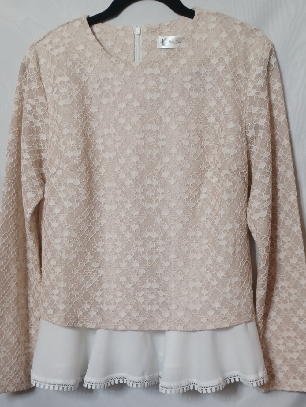 Miss Finch Cream Lace/ White Round Neck Long Sleeve TOP. Size L
